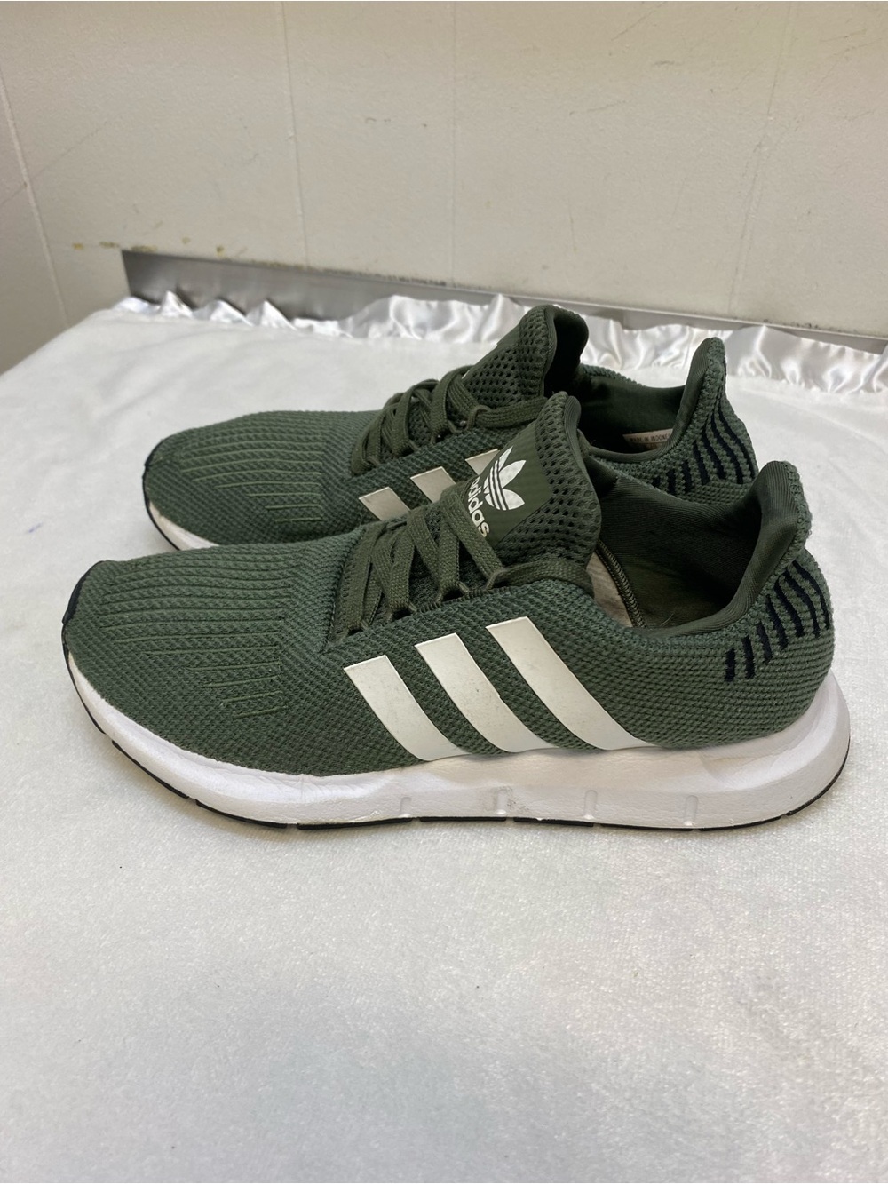 Adidas Originals Swift Run base Green fall color Running Shoes Women's Size 8